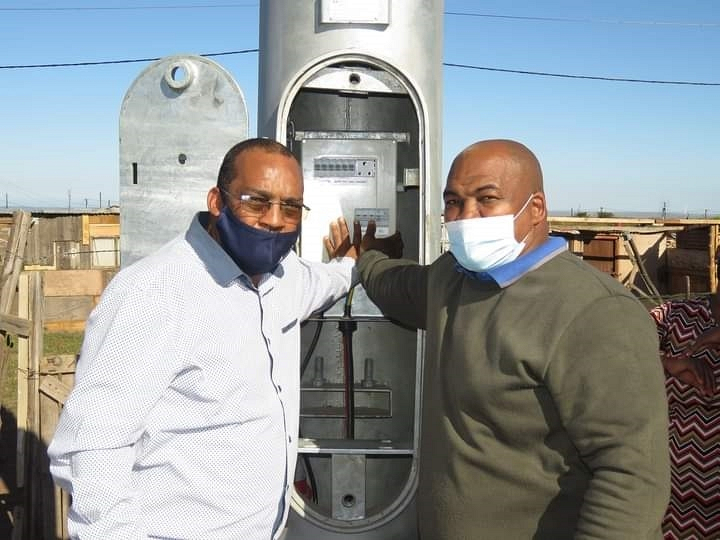 Residents of Donkerhoek in Gill Marcus, Humansdorp rejoiced on Monday this week when Kouga Executive Mayor, Horatio Hendricks (left), and Councillor Jacques Alexander (right), switched on a new high-mast light in the area. The light was one of three new high masts that were put up across Humansdorp at a cost of more than R1 million.