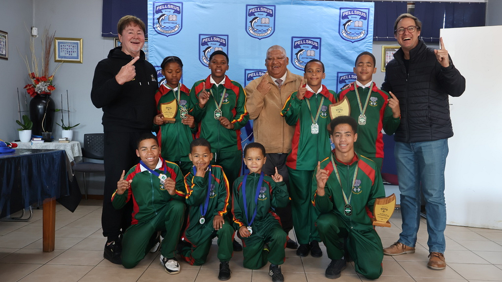 Back from left: Pieter Pretorius (coach), Junique Windvogel  (U53kg Gold U14 & U17 Female Champion of Champions Award, SA Team) Lunay Booysen (U14 U58kg) Mr Joseph Goeda (Headmaster) Marlin Matthews (U14 U44kg Gold) Jason Hallem (U14 U60kg Gold), and Kouga Executive Mayor Hattingh Bornman.
Front from left: Ruwellyn Bantom (U12 U44kg Gold, Best U12 Athlete) Kenneth Mandeka (U8 U25kg Gold) Chester Karolse  (U8 U25kg Silver) Lumar Karose (U14 U56kg Gold Champion of Champions Award).