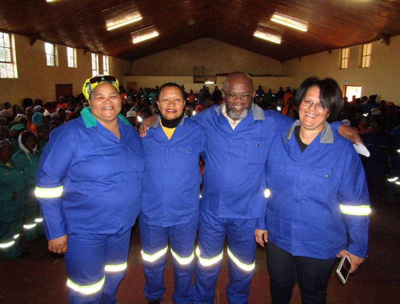 Hundreds of workers joined Kouga Executive Mayor Daphne Kettledas (second left) and Portfolio Councillors Thandeka Maseti, Phumzile Oliphant and Virginia Camealio-Benjamin for the clean-up of a polluted vlei area at KwaNomzamo on Nelson Mandela Day. Kouga Municipality ran the programme in partnership with the Department of Water and Sanitation. They were joined by workers from the Expanded Public Works Programme (EPWP) and Community Works Programme (CWP).