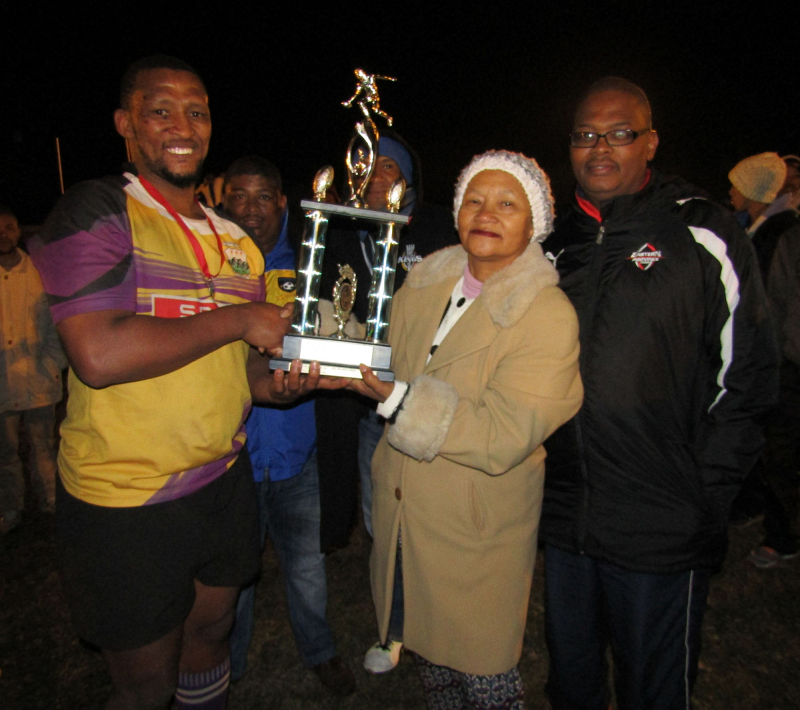 Kouga Executive Mayor Daphne Kettledas hands over the Kouga Rugby Mayor’s Cup trophy to winning captain Johnnie Ruiters of Kruisfontein United. With them is Chairperson of Kouga Rugby Sub Union Elroy Augustus. Kruisfontein beat Jeffreys Bay United 21-10 in the final on Saturday, played at the Kruisfontein Sports Complex.