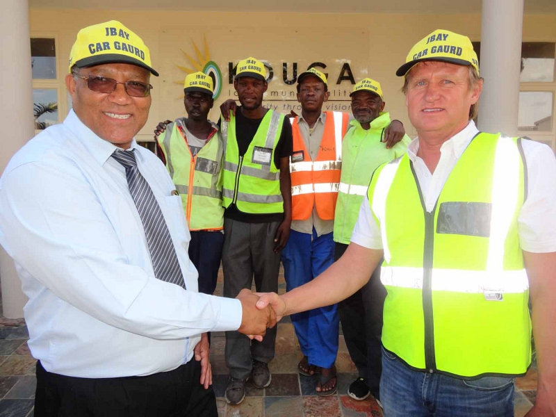 Kouga Social Services Portfolio Councillor Danny Benson (front left) and Smhart Security boss Carl Trahms (front right) hand over the first official J-Bay Car Guard caps to David Johnny, Earthwell Dingani, Michael Witbooi and Brian Atties.